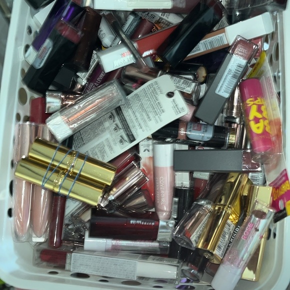 20 qty wholesale Makeup L’Oréal Revlon Elf Lips skincare cosmetics LOT Bulk New - Picture 5 of 14